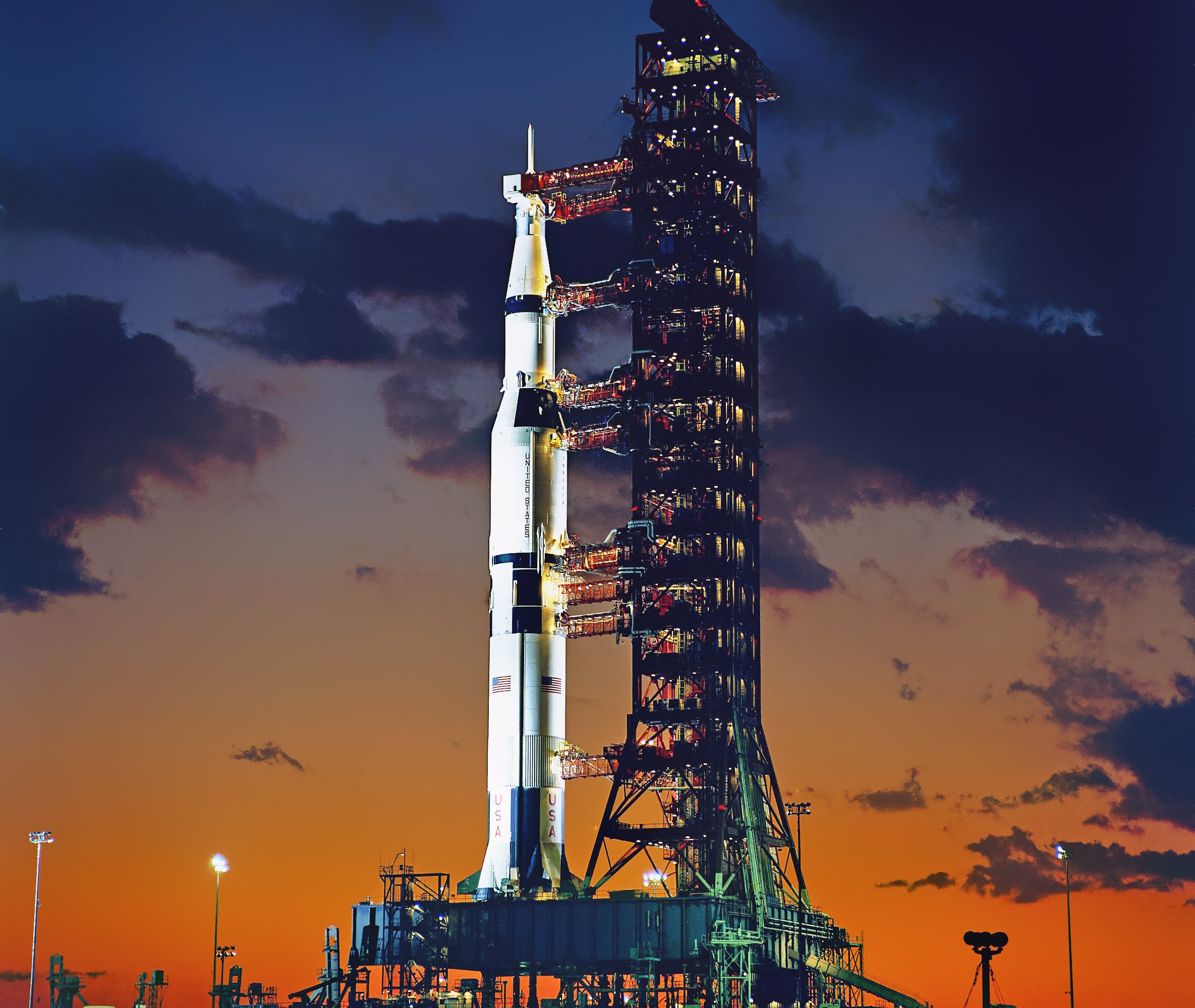 SpaceX'in Falcon 9'u insanoğlunu Ay'a taşıyan roketin yerinden kalkışa geçecek