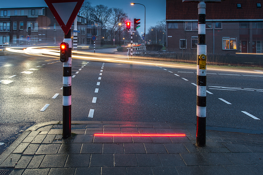 Hollanda’da akıllı telefon bağımlılarına özel yeni trafik ışıkları test ediliyor
