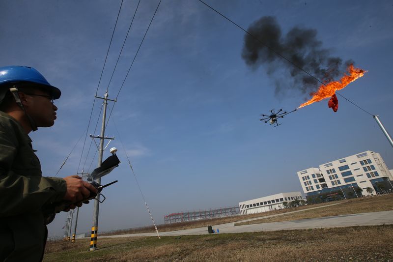 Alev püskürten drone ile elektrik hatlarında temizlik