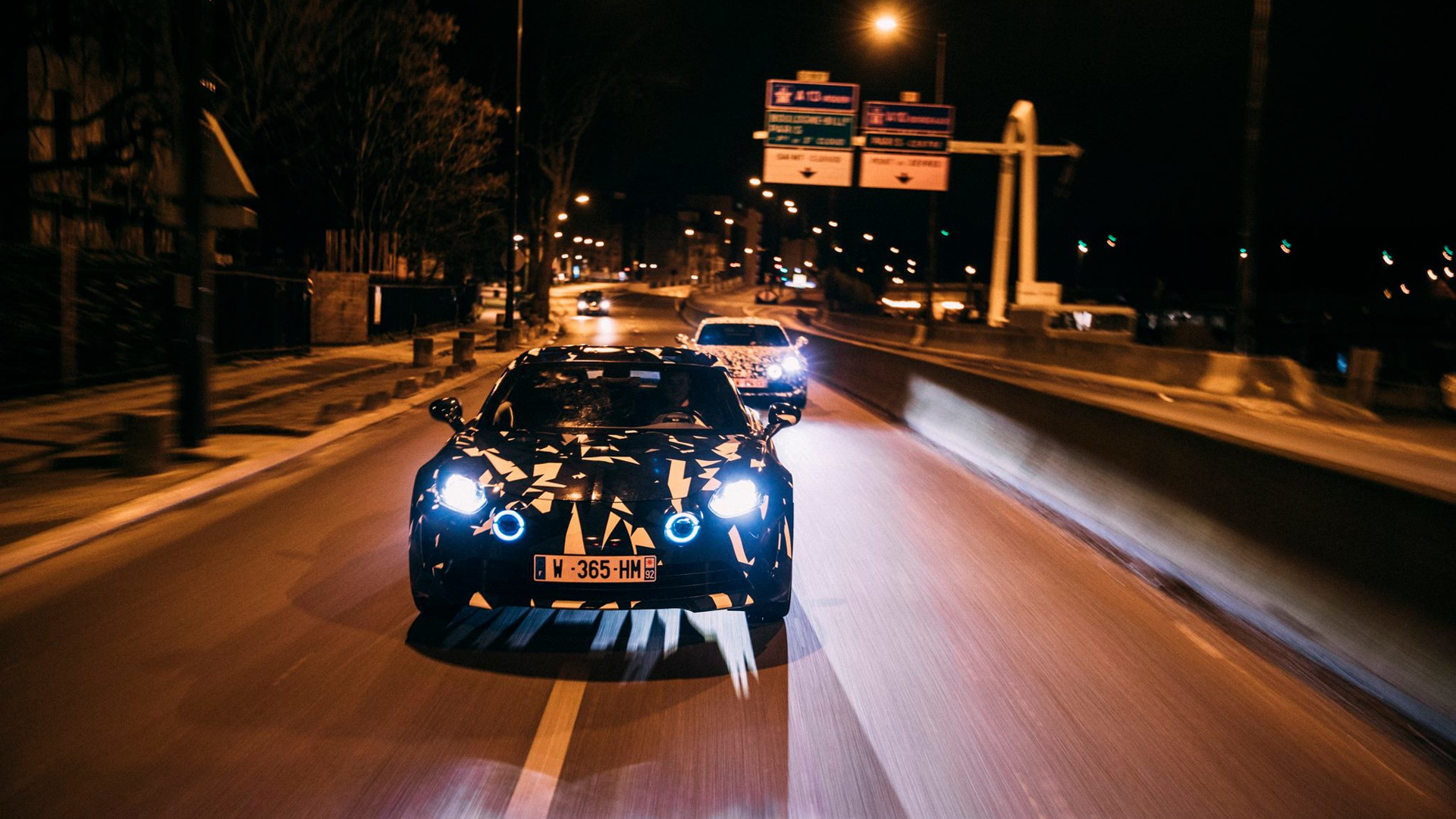 Alpine A120 prototipleri Paris'te gece turu attı