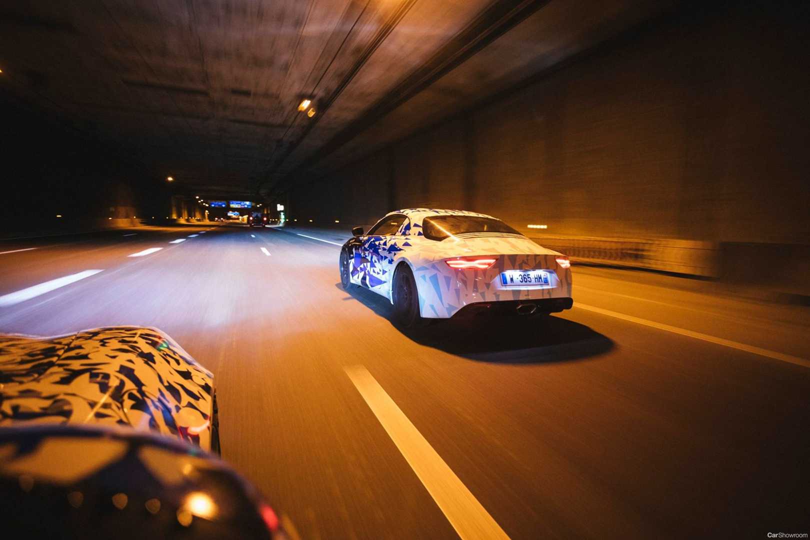 Alpine A120 prototipleri Paris'te gece turu attı