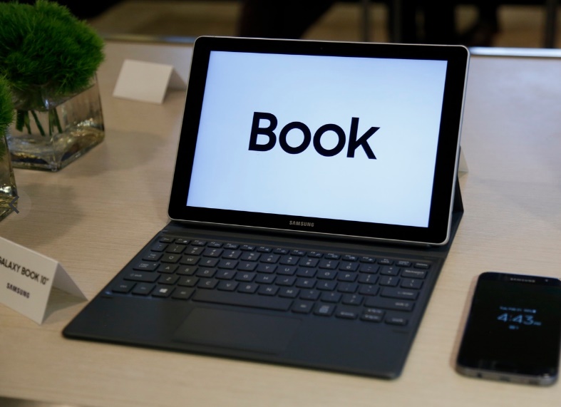 Samsung, Galaxy Tab S3’ü ve Galaxy Book’u tanıttı