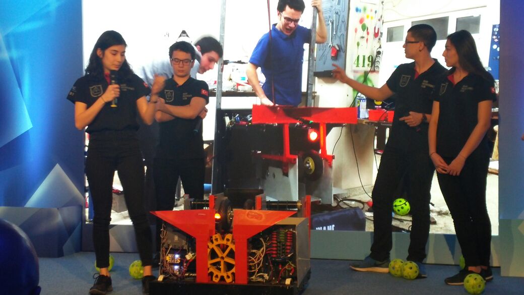 Turkcell’in Zeka Küpü Projesi gençlere robot yapma ortamı sunuyor