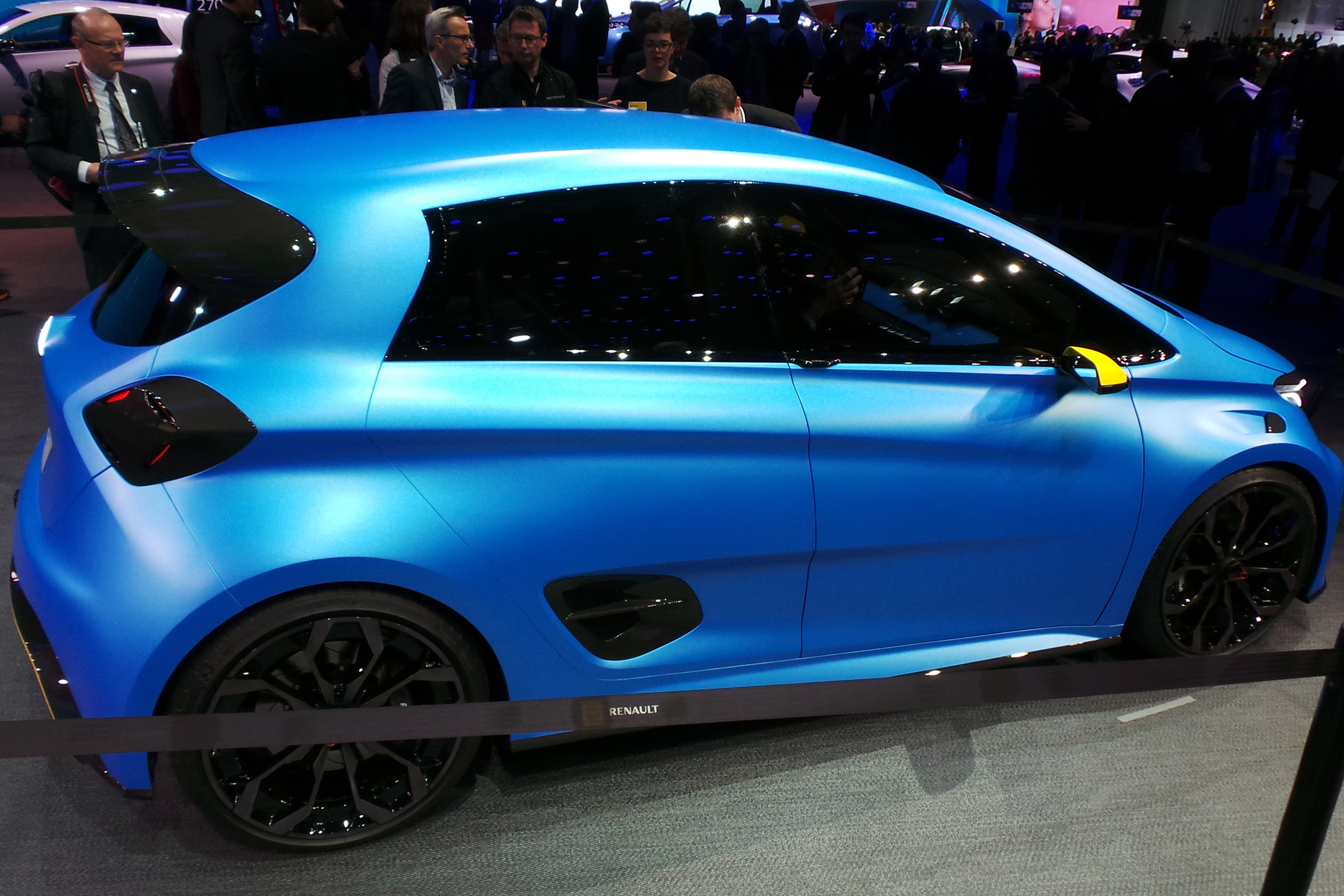 Renault'nun elektrikli hot hatchi ile tanışın: Zoe E-Sport Concept