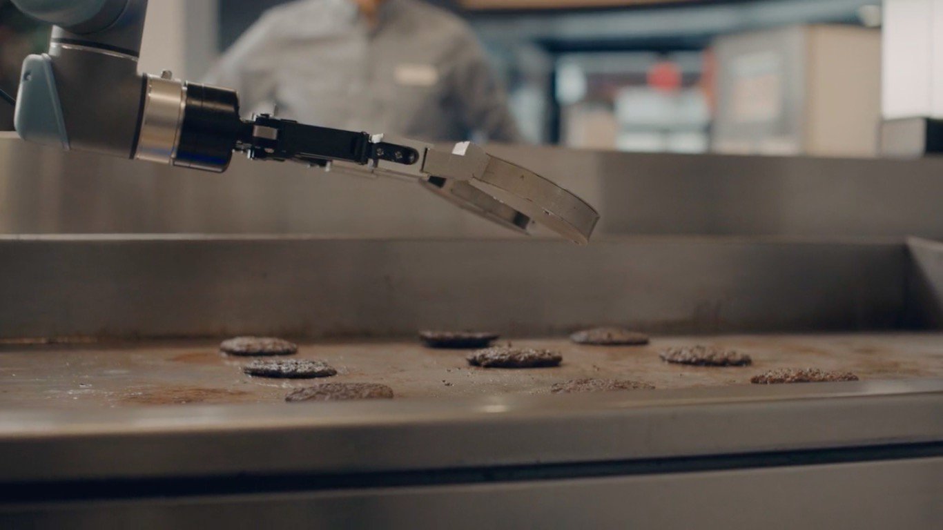 Hamburger ustası robot işbaşı yaptı