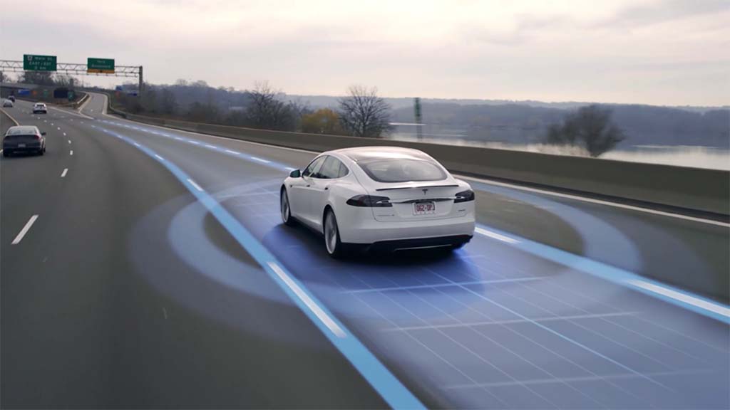 Yeni yayınlanan güncelleme Tesla'nın otonom sürüş yeteneğini oldukça geliştiriyor