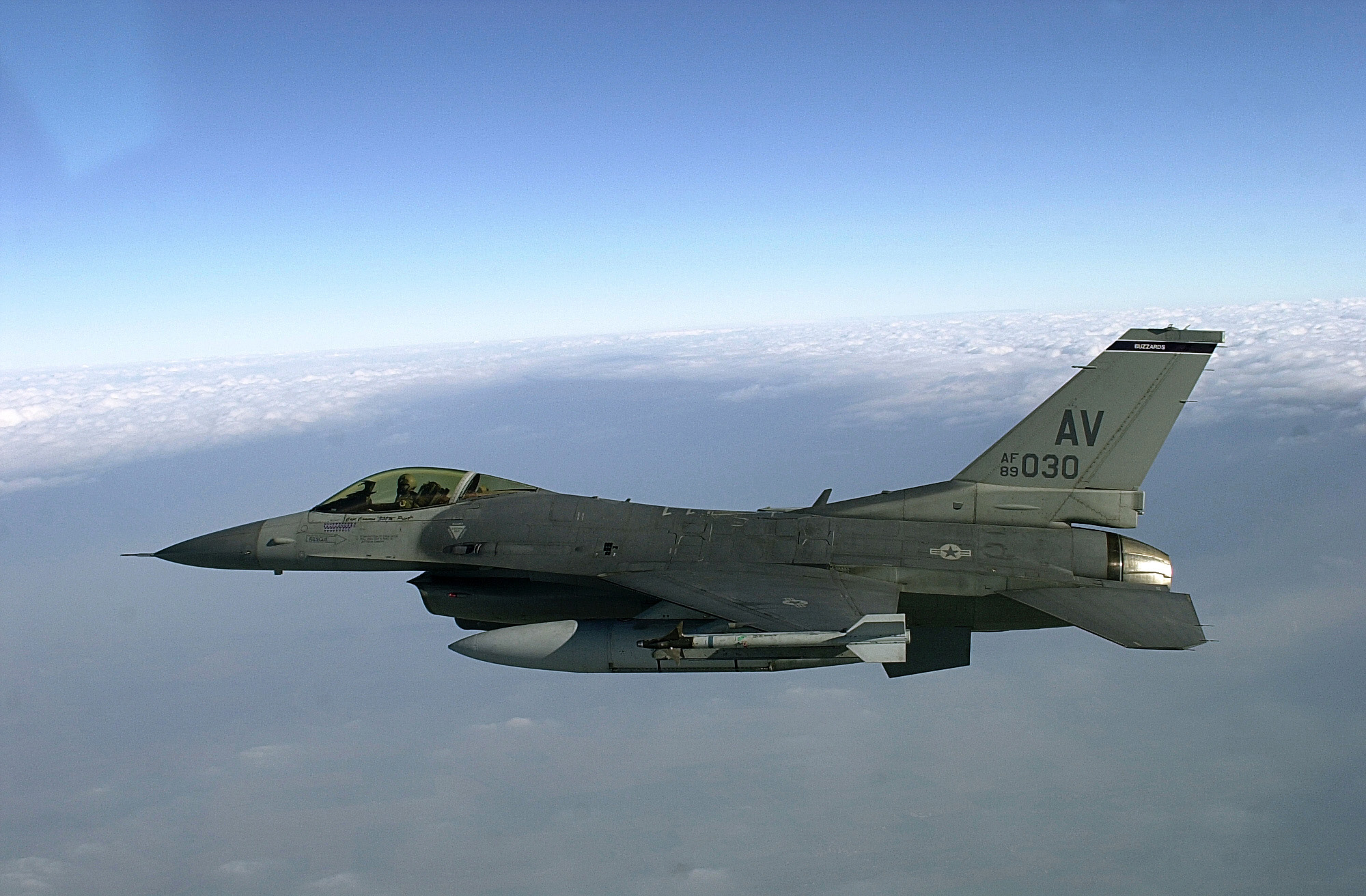 Air Force’un geliştirdiği pilotsuz F-16, karadaki hedefleri başarıyla vurabiliyor