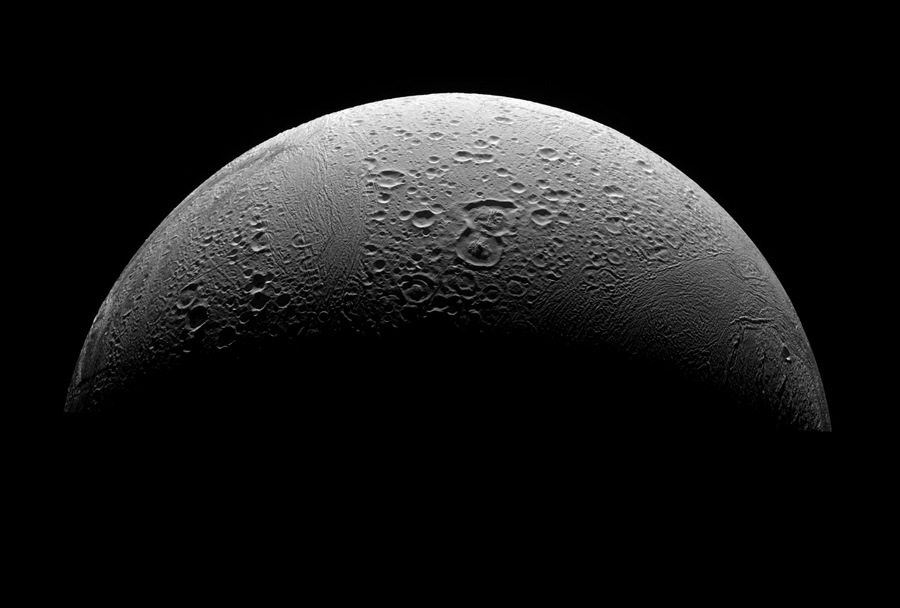 Enceladus’ta yaşam için gerekli olan temel şey keşfedildi