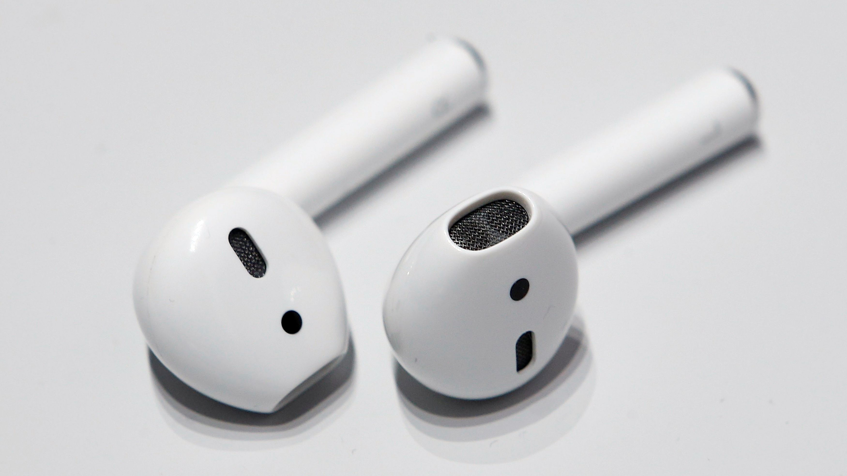 AirPods, tvOS 11 kullanan Apple TV ile otomatik olarak eşleşiyor