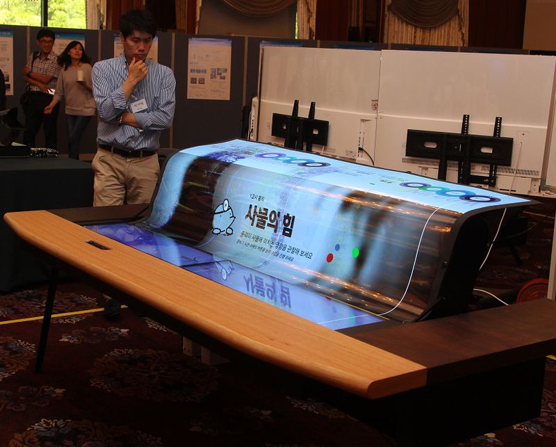 LG dünyanın ilk esnek ve şeffaf 77 inç OLED ekranını duyurdu