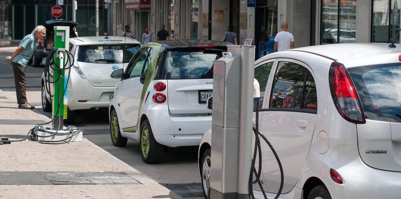 Otomobil üreticileri Çin'den elektrikliye geçişi yumuşatmasını istiyor