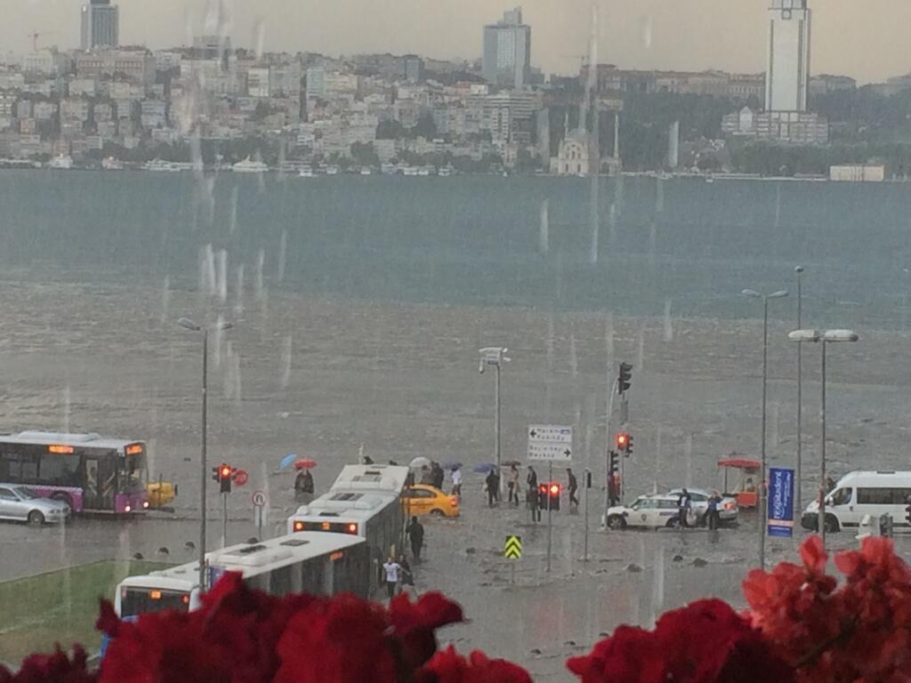İstanbul'da metrekareye ortalama dört damacana yağmur yağdı