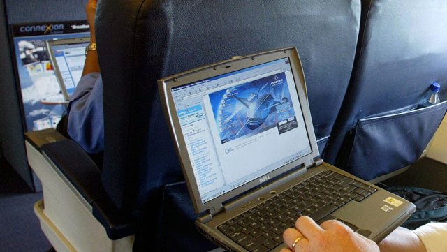 İngiltere de uçaklarda elektronik yasağını kaldırıyor