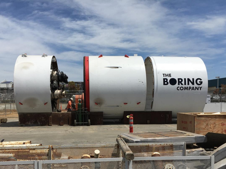 Elon Musk, otomobilleri yer altına taşıyacak asansörü tanıttı