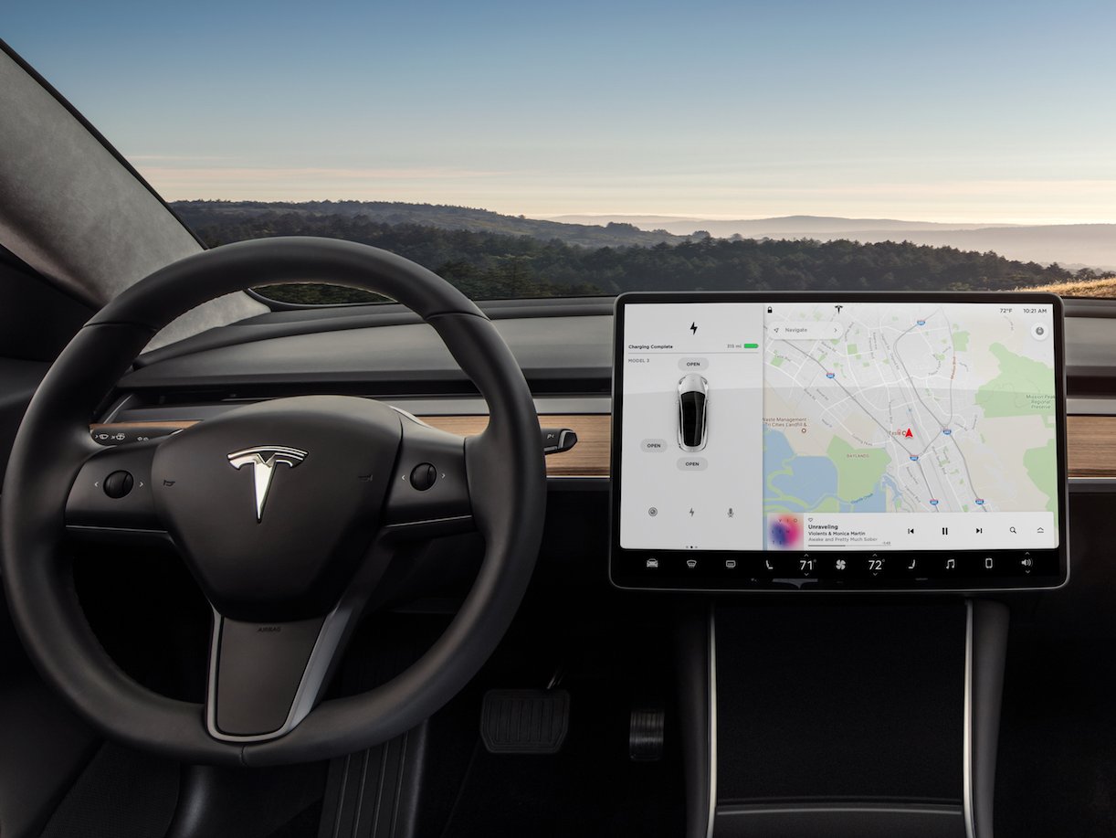 Tesla Model 3 geleneksel arabaların çok dışında bir iç mekana sahip