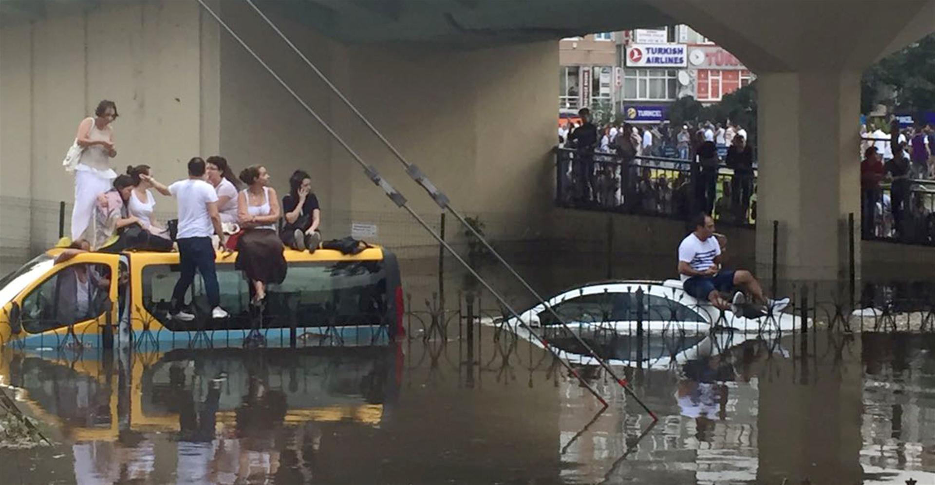 İstanbul'da Alarm: Meteoroloji'den sağanak ve dolu uyarısı yapıldı, Beykoz'da hortum çıktı!