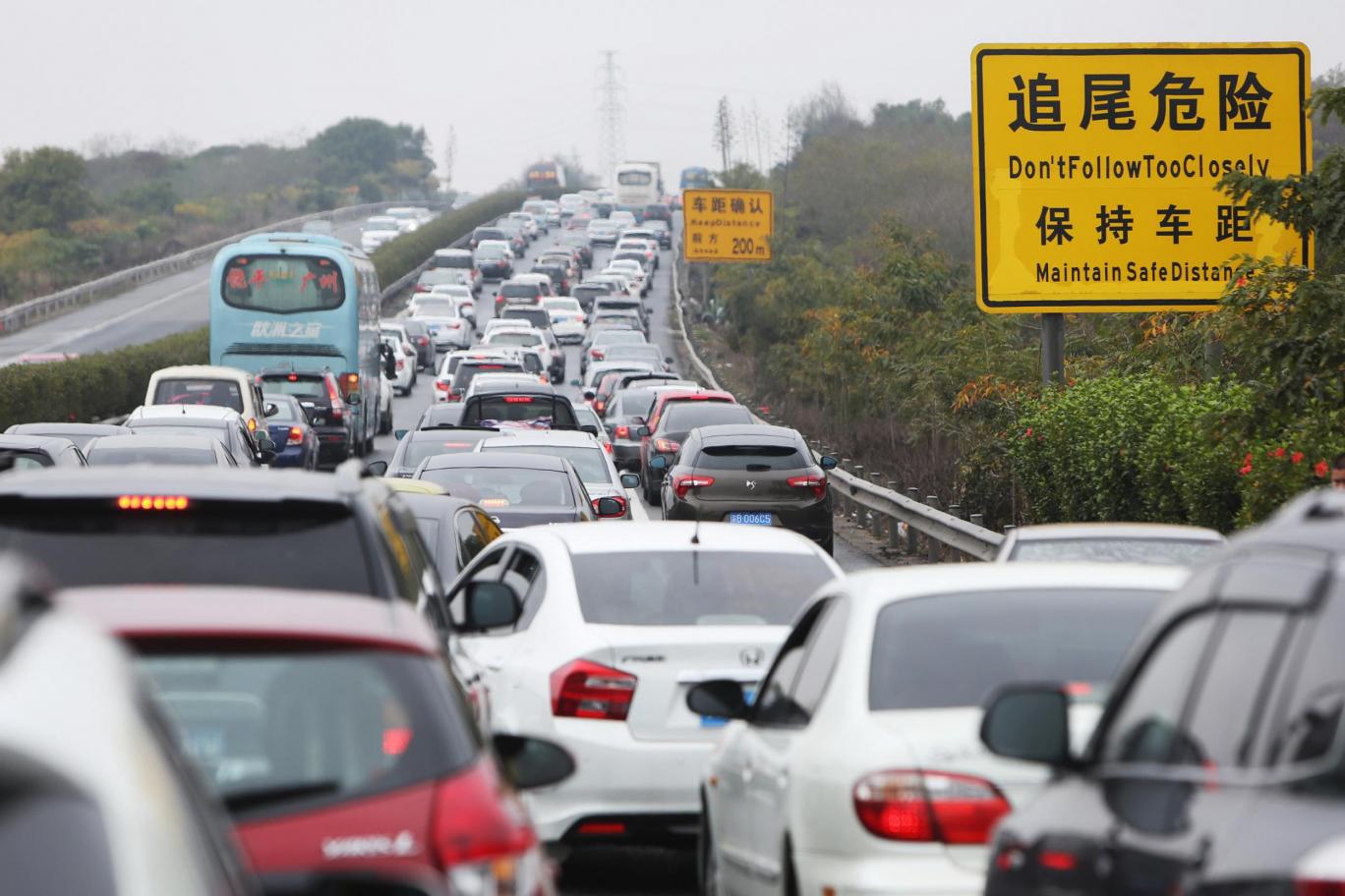 Çin benzinli ve dizel otomobillerin satışını yasaklamaya hazırlanıyor
