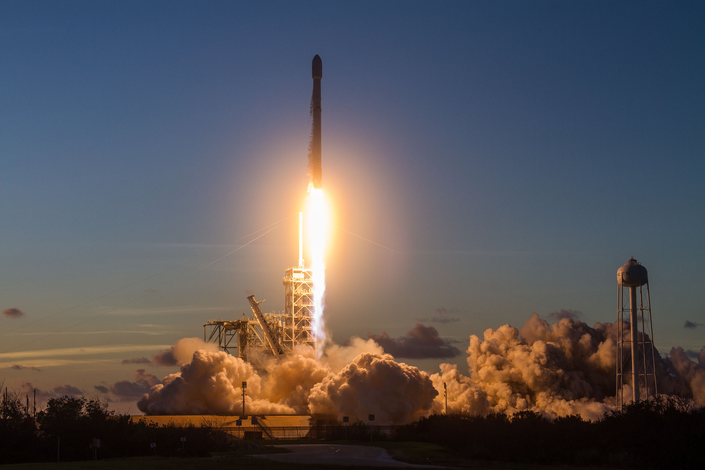 SpaceX, 10 ay içerisinde 12. roketini indirdi: İşte görüntüler