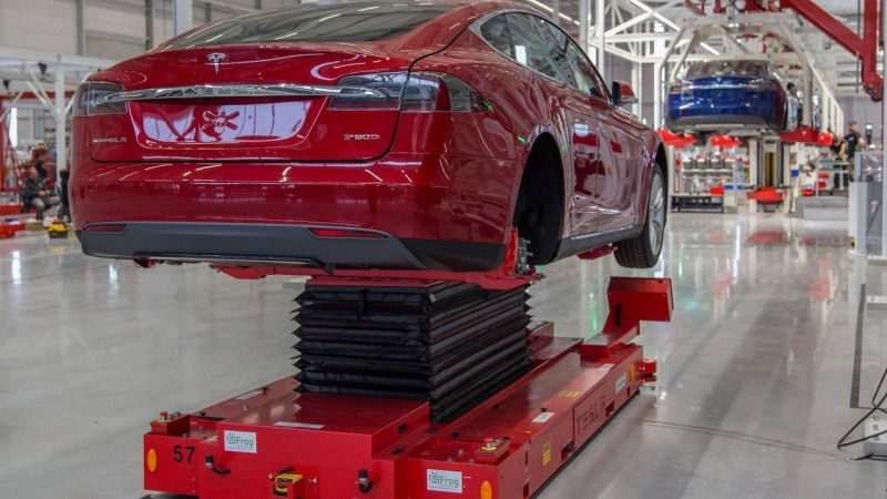 Tesla yüzlerce çalışanın görevine son verdi