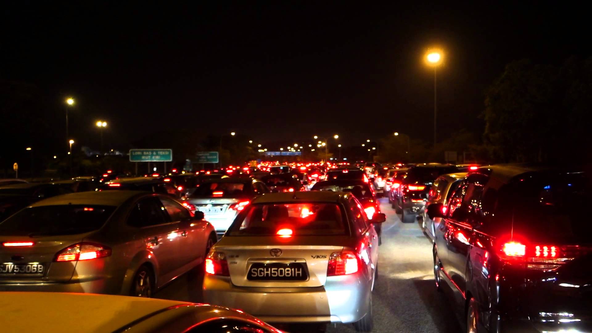 Singapur'da yeni otomobil ve motosikletler trafiğe çıkamayacak