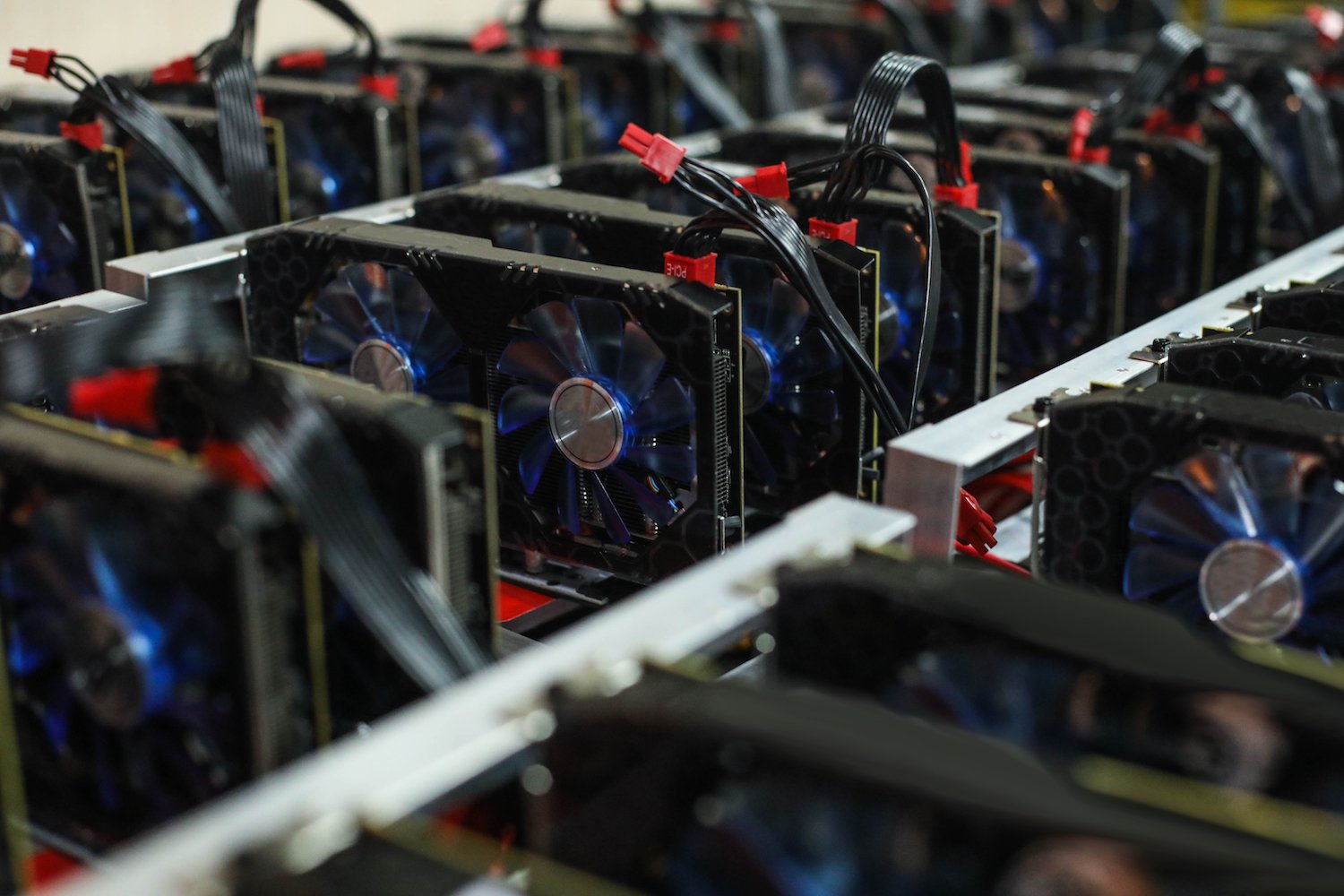 AMD’den madencilere sevindirici haber: 12 karta kadar destek geldi