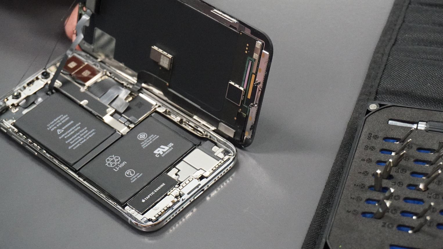 iPhone X'da 'L' şeklinde dizilmiş iki adet batarya kullanılıyor