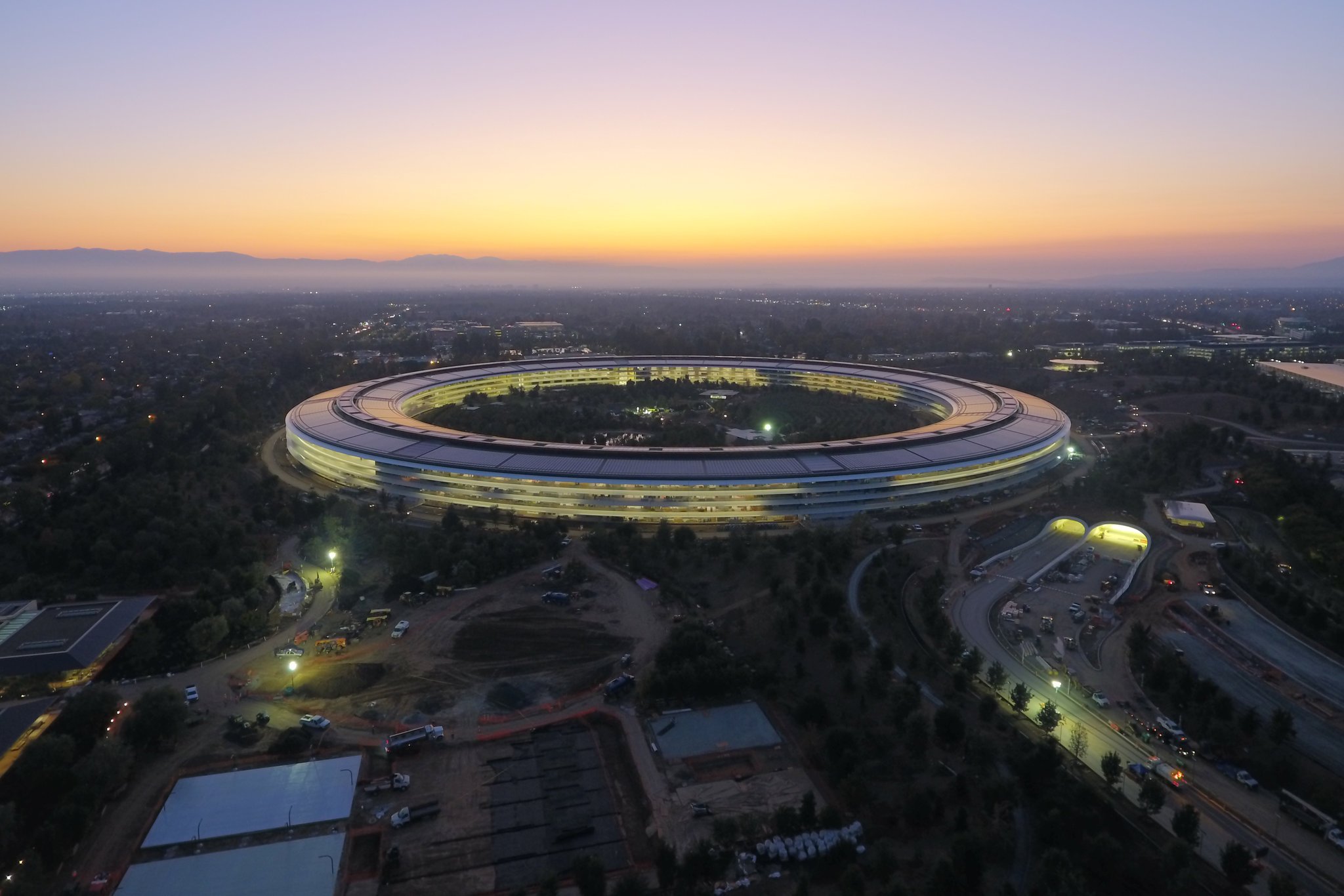 Apple'ın on milyarlarca dolarlık vergiyi ödemekten kaçtığı iddia ediliyor