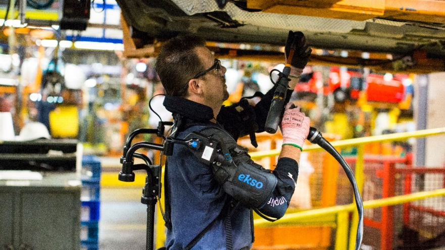 Ford fabrika işçilerine Iron Man tarzı dış iskelet giydirmeye başladı