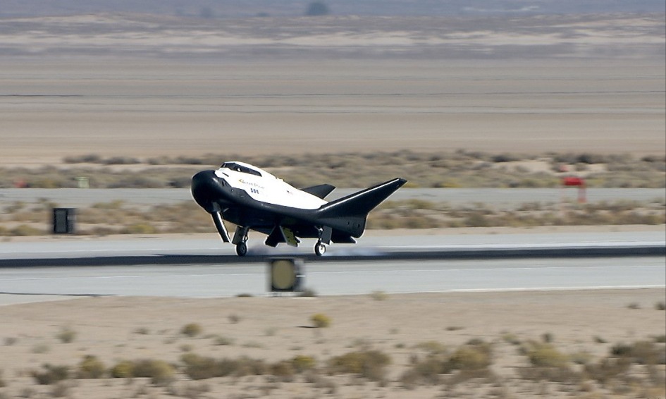 Türk girişimcilerin uzay aracı Dream Chaser ilk uçuş testini tamamladı