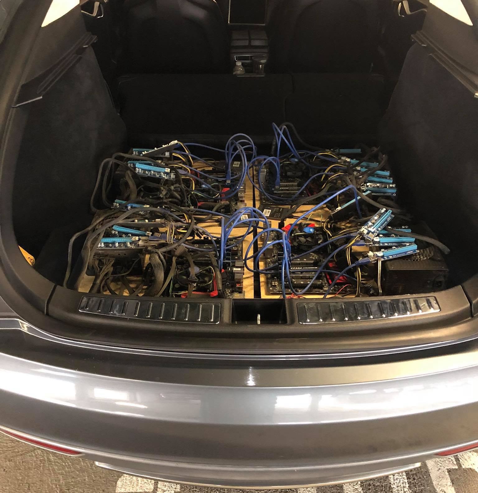 Tesla Model S ile bedava elektrik üzerinden Bitcoin madenciliği