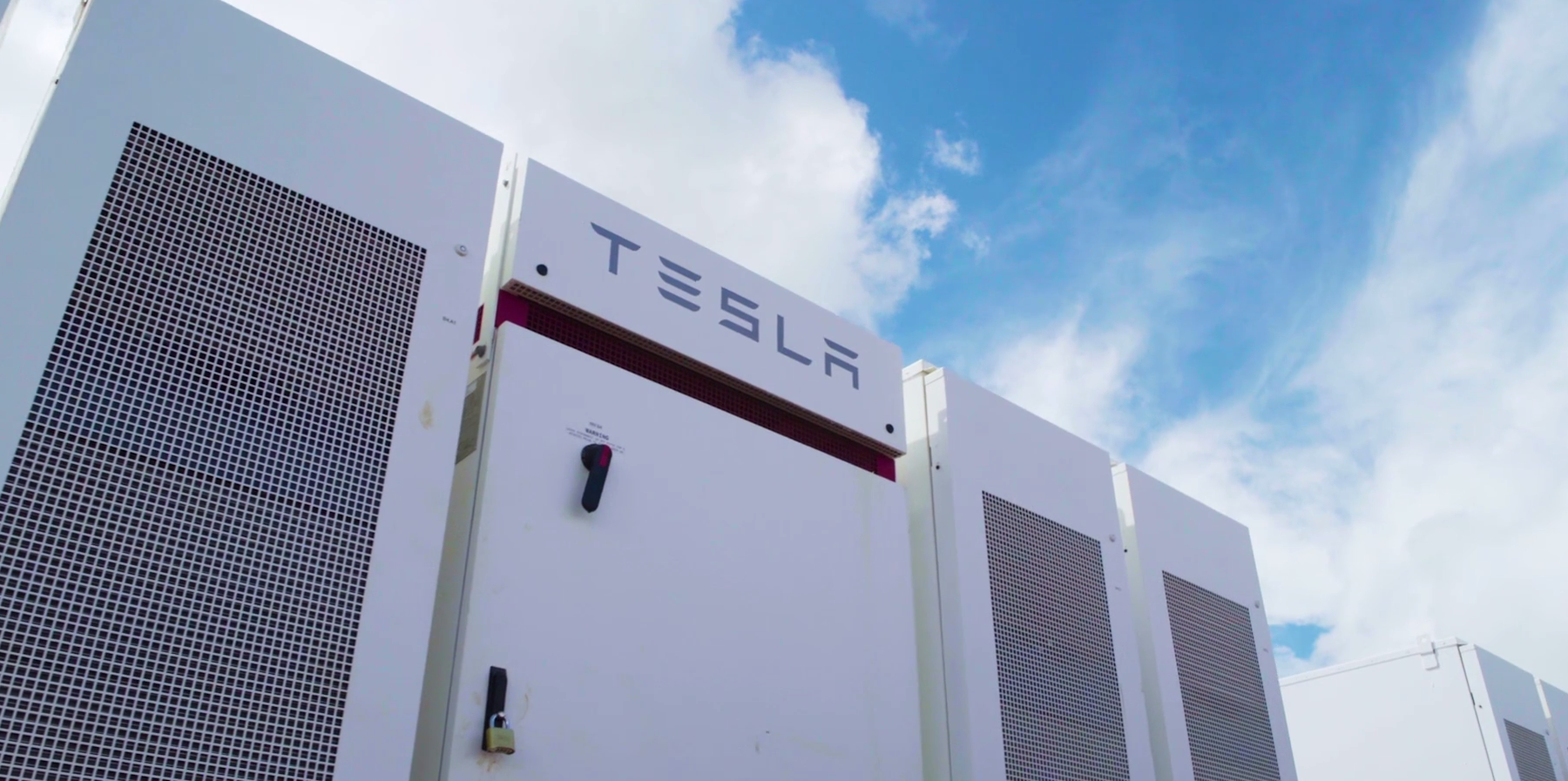 Tesla'nın dev enerji depolama tesisi çalışmaya başladı