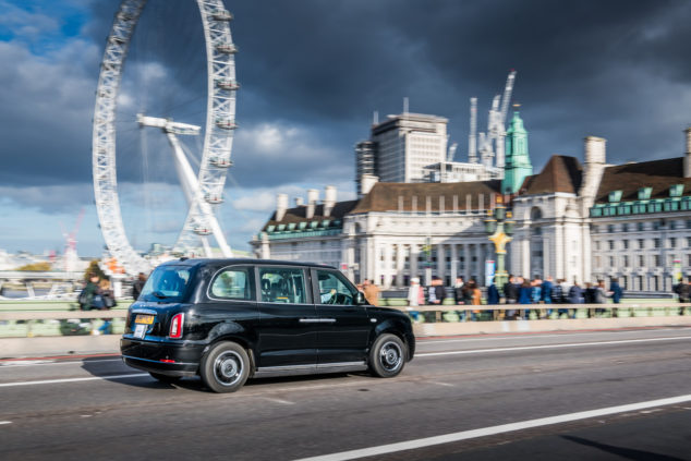 Elektrikli siyah taksiler Londra sokaklarına çıkıyor