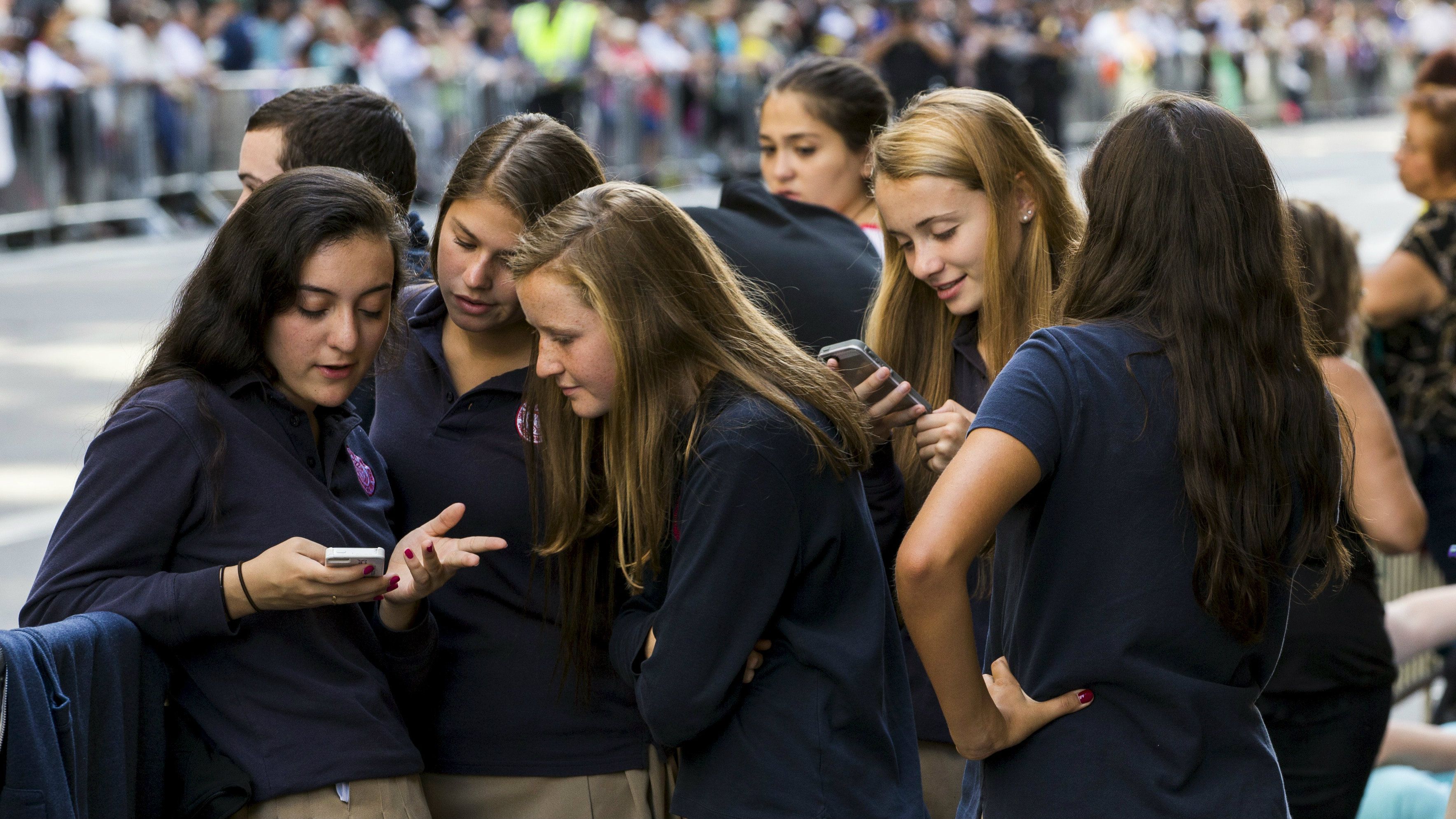 Fransa okullarda cep telefonunu yasaklıyor