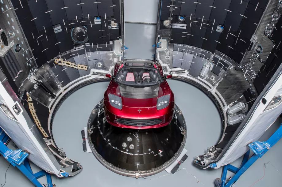 Elon Musk, Mars'a göndereceği arabasının fotoğraflarını paylaştı 'Şaka değil'