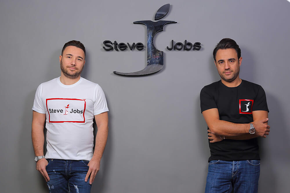 Apple'ın hatasını fırsata çevirdiler: İtalyan giyim firmasının Steve Jobs zaferi