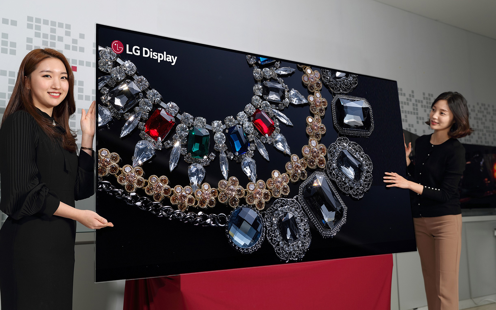 LG dünyanın ilk 88 inçlik 8K OLED ekranını tanıttı