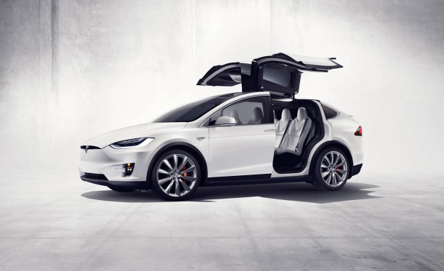 Karlı yolda tır çekmeyi başaran Tesla Model X