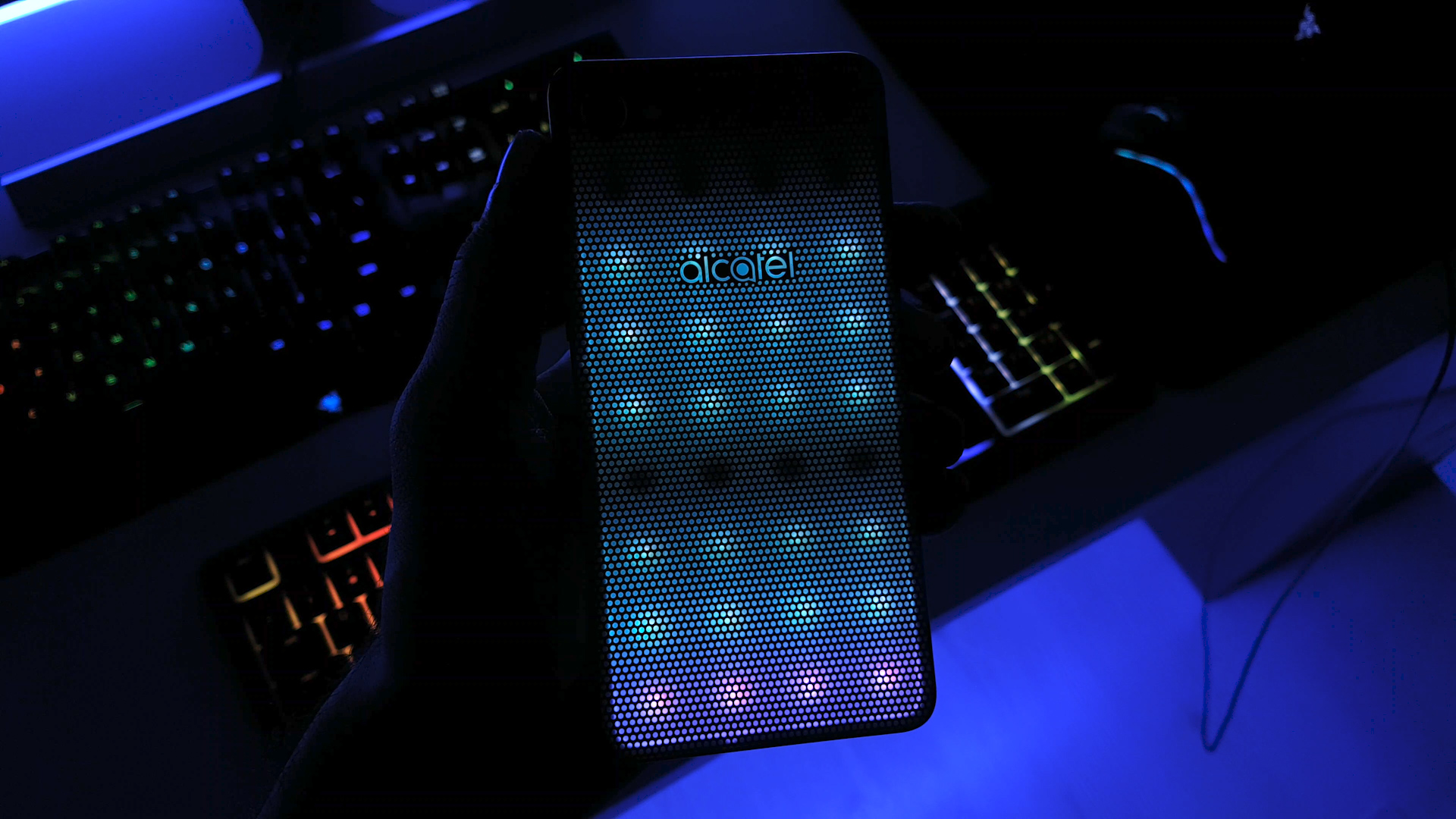 Alcatel A5 LED incelemesi 'RGB'li telefon ister misiniz?'