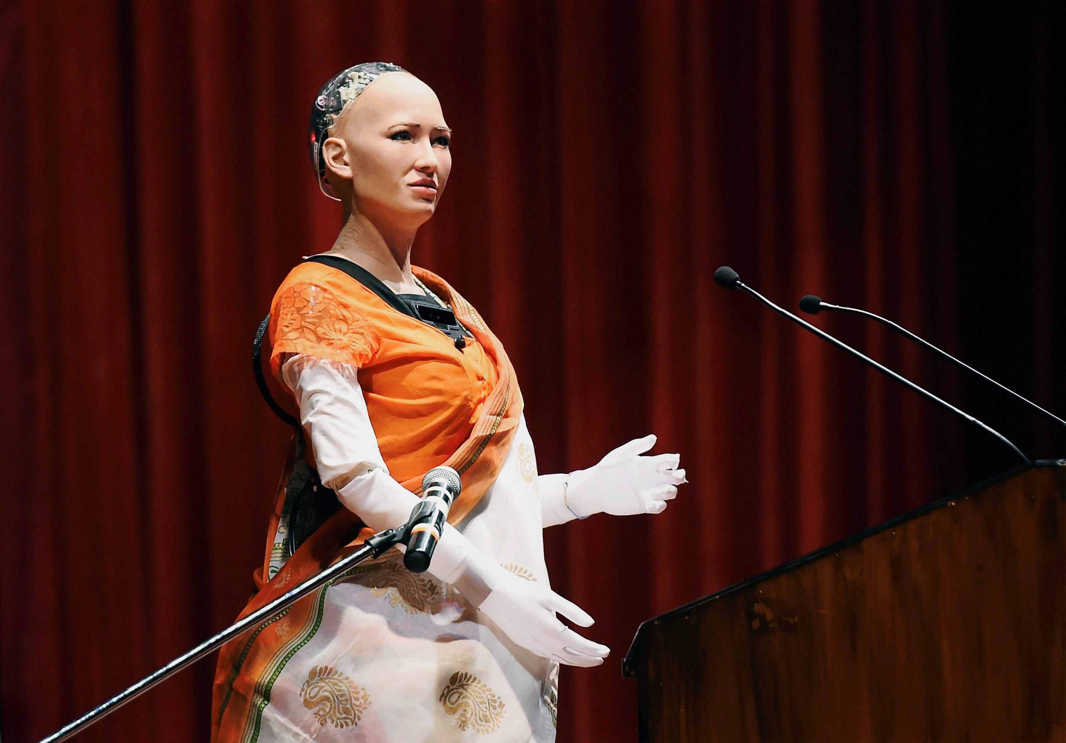 İnsanlığın sonunu getirmek isteyen robot Sophia Türkiye’ye geliyor