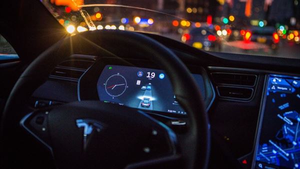 alkollu yakalanan tesla surucusu aracin