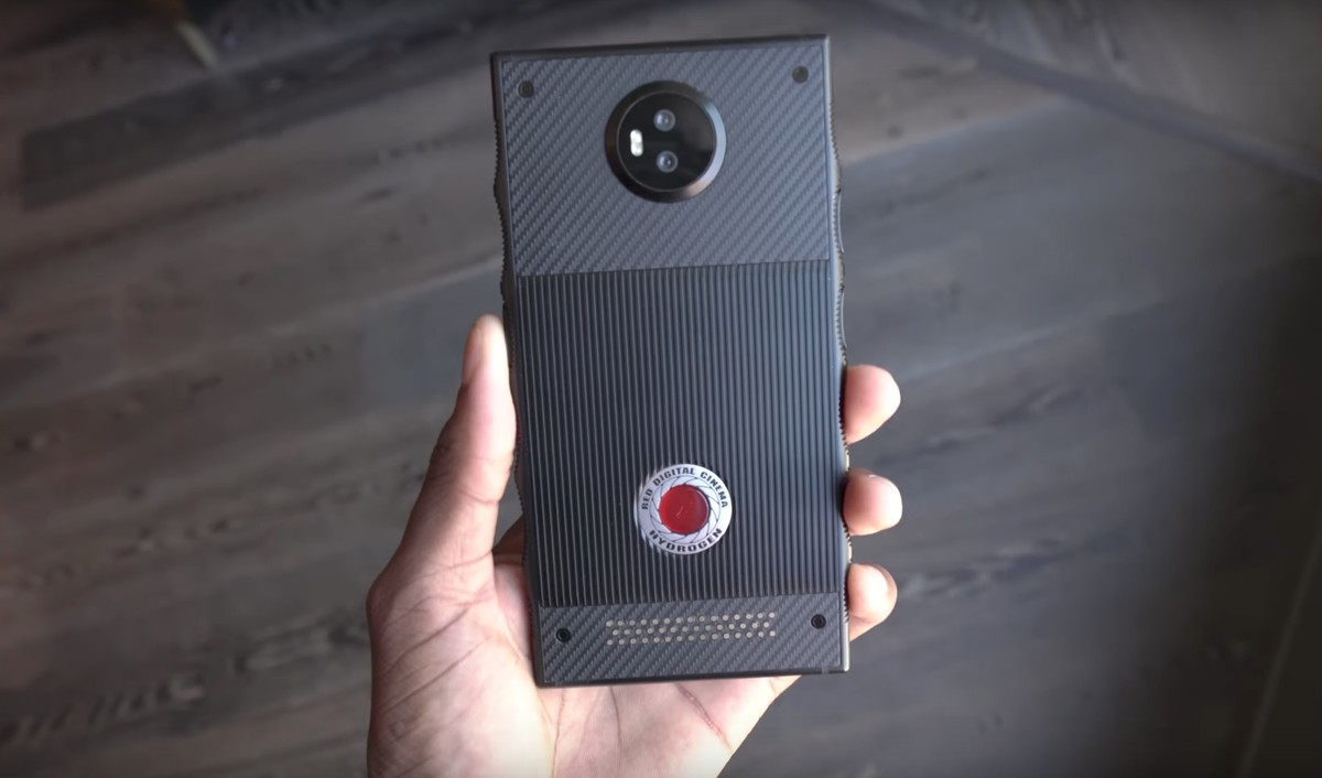 Holografik telefon RED Hydrogen One yaz aylarında satışa çıkıyor