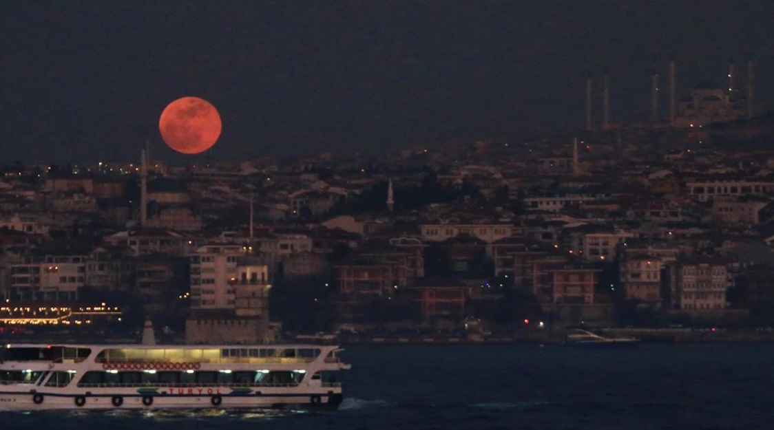 Dün akşamki 'Süper Kanlı Mavi Ay'dan muhteşem kareler