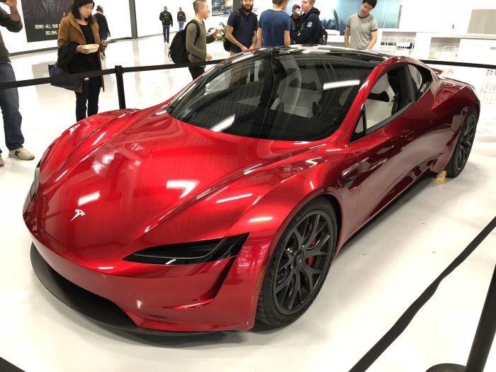 Tesla Roadster test edilirken görüntülendi