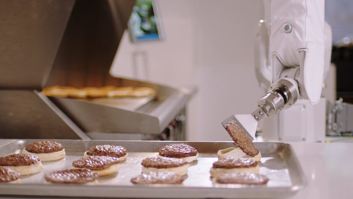 Fast food robotu Flippy köfte pişirmeye başladı