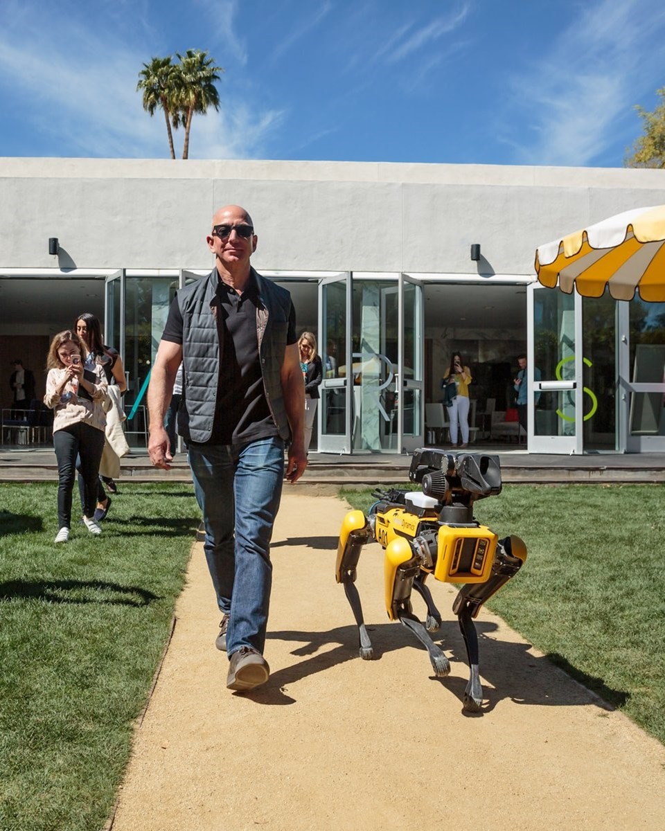 Dünyanın en zengin insanı Jeff Bezos ''robot köpeğiyle'' yürüyüşe çıktı