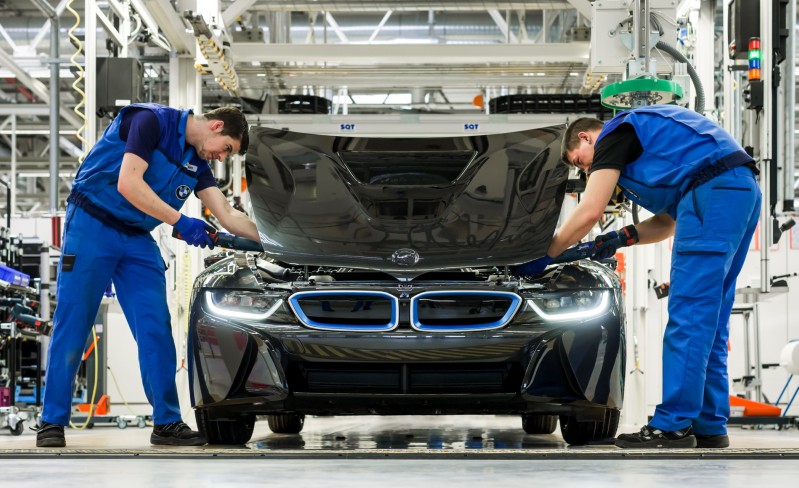 BMW'den önemli karar: Elektrikli otomobil üretimi 2020'ye ertelendi