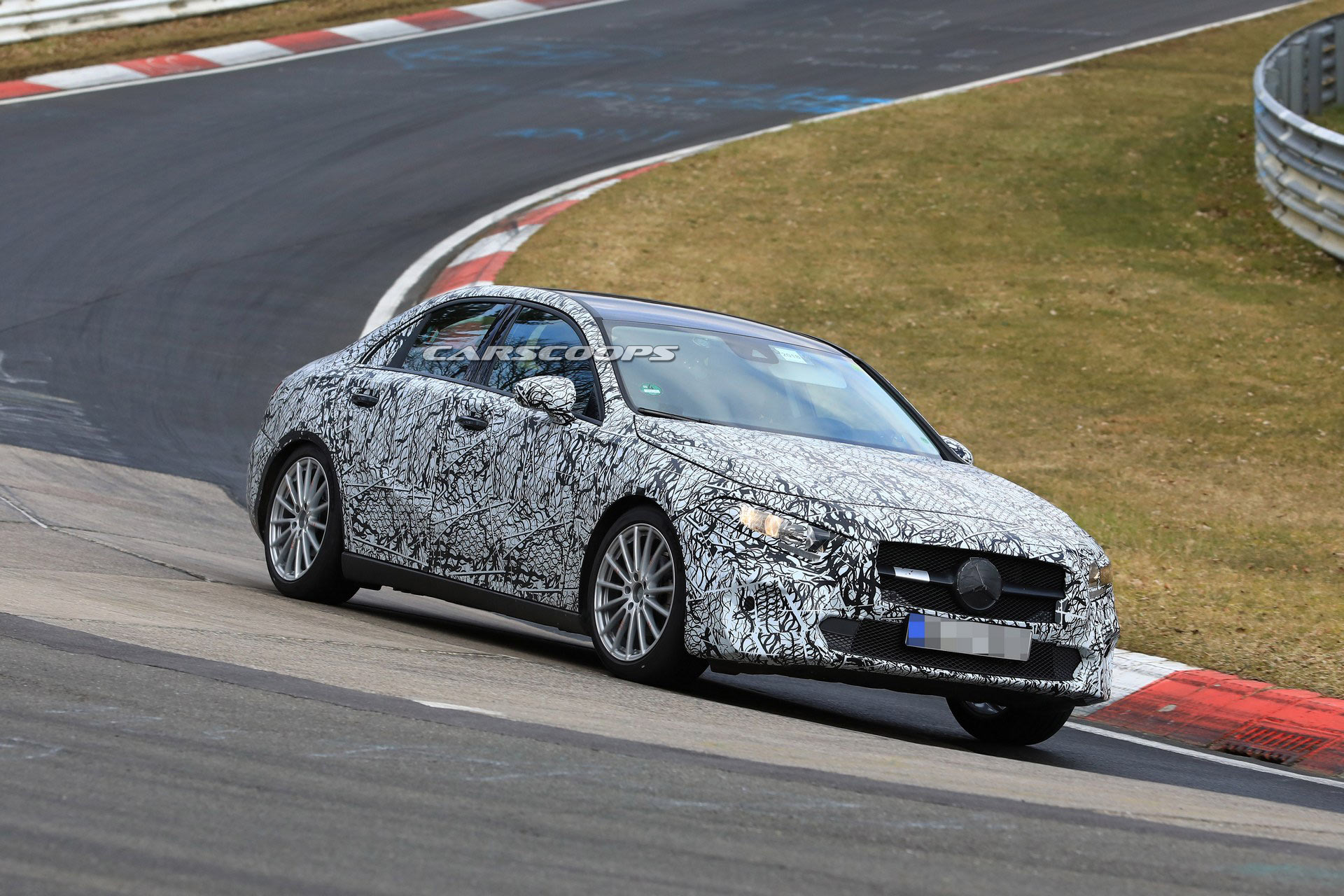 Mercedes A Serisi sedan, Nürburgring'de test ediliyor