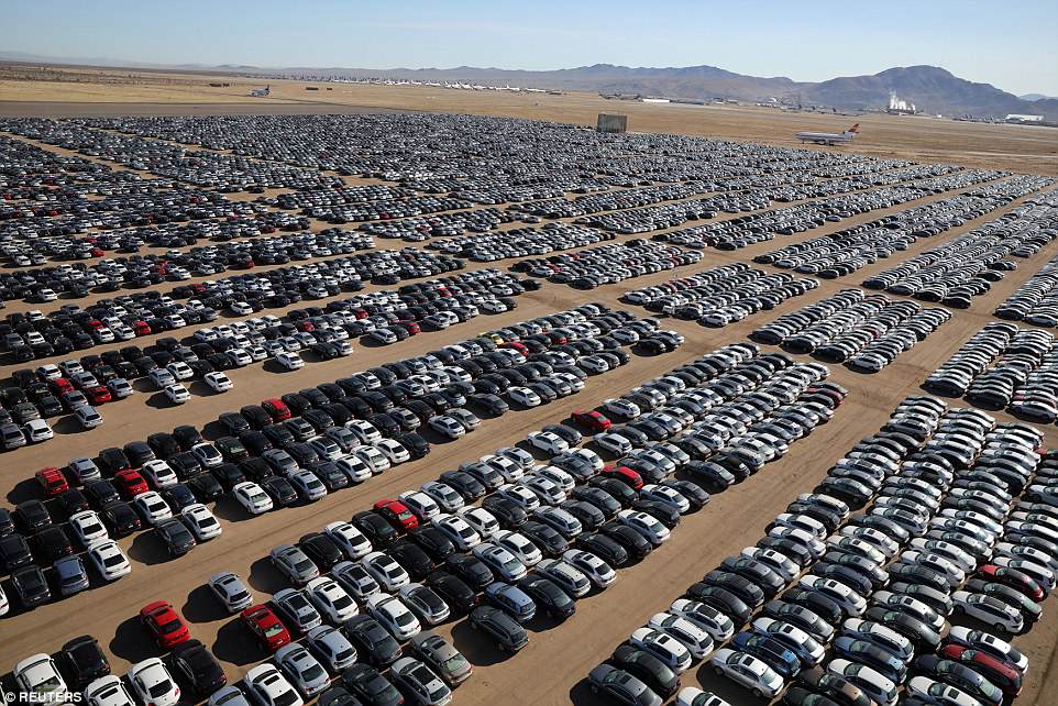 Volkswagen emisyon skandalı nedeniyle geri aldığı 300 bin aracı koyacak yer bulamıyor