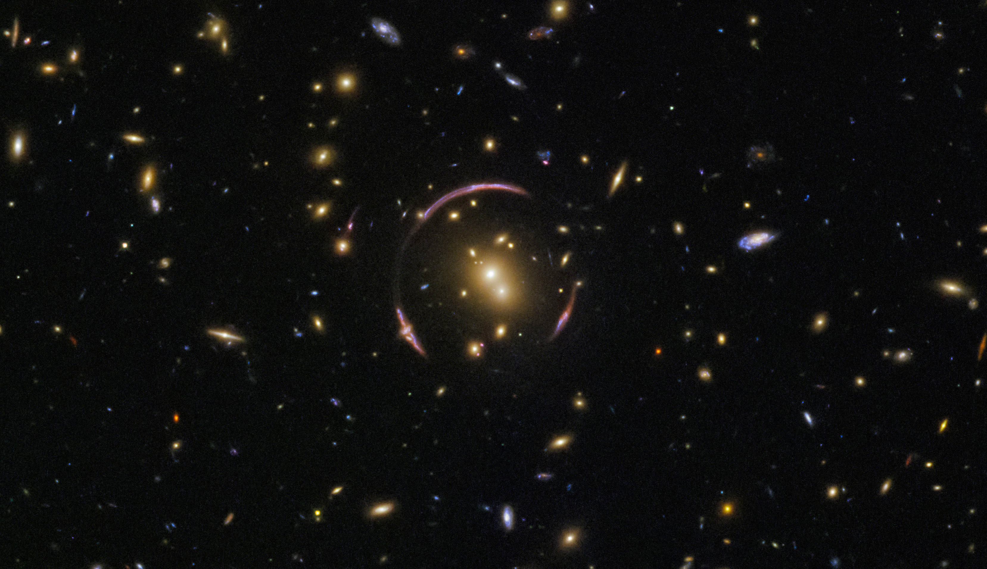 Uzay-zamanı büken dev galaksiler, 'Einstein Halkasını' oluşturdu
