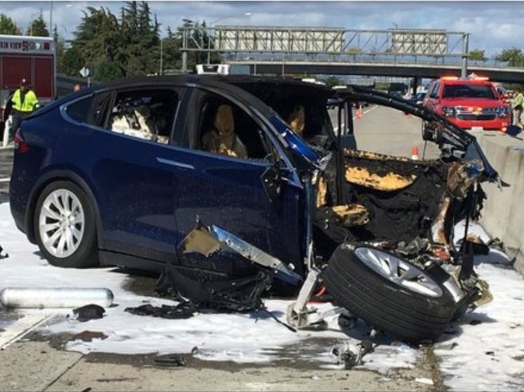 Tesla, Model X kazasında sürücünün hatalı olduğunu söylüyor